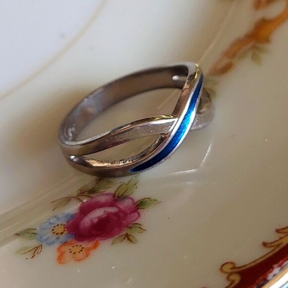 Vintage 1979 Avon Blue Enamel & Silver Tone Ring Size 5.5 - Picture 3 of 10
